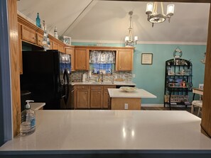 Fridge, microwave, oven, stovetop - Beautiful Warm Beach House Retreat, King bed, fireplace and Pool (Shreveport)