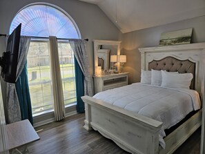 3 bedrooms, iron/ironing board, travel cot, free WiFi - Beautiful Warm Beach House Retreat, King bed, fireplace and Pool (Shreveport)