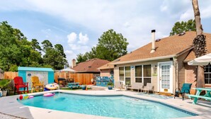 A backyard with a swimming pool, a hot tub, and outdoor seating. - Beautiful Warm Beach House Retreat, King bed, fireplace and Pool (Shreveport)