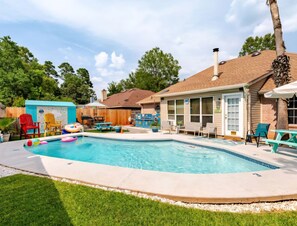 Outdoor pool - Beautiful Warm Beach House Retreat, King bed, fireplace and Pool (Shreveport)