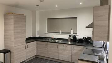 Frigorifero, microonde, forno, piano cottura