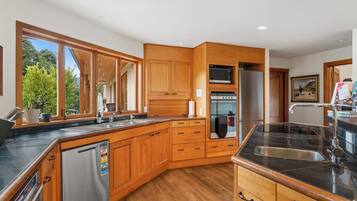 Fridge, microwave, dishwasher, coffee/tea maker