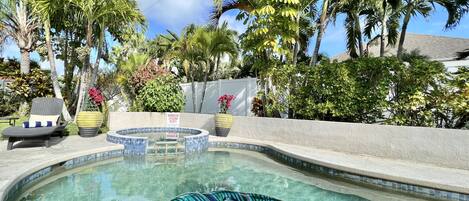 Een buitenzwembad, een verwarmd zwembad