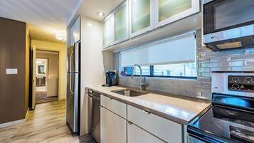 KĂŒhlschrank, Mikrowelle, Ofen, Herdplatte