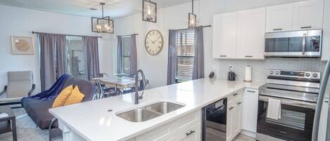 Departamento (3 Bedrooms) | Cocina privada | Microondas, horno, parrilla de estufa y utensilios de cocina