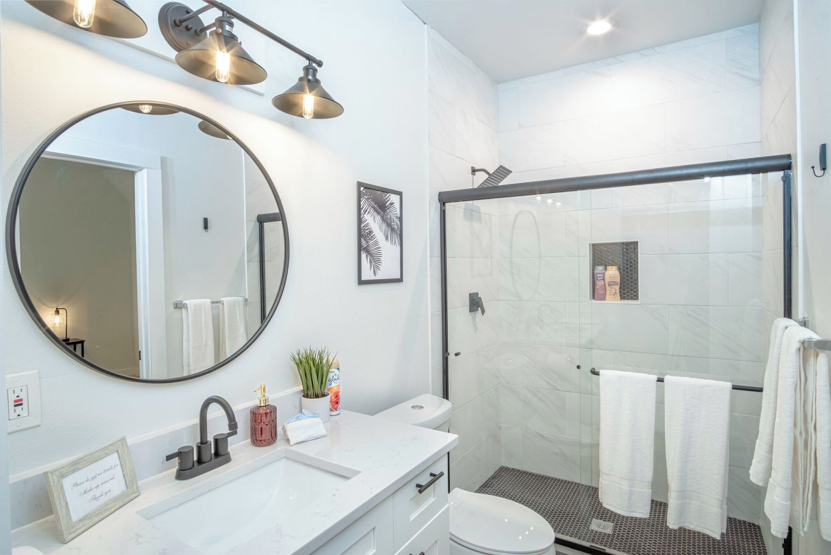 Apartament (3 Bedrooms) | Bany | Combinació de dutxa i banyera i tovalloles 