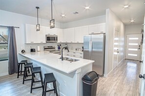 Apartment (3 Bedrooms) | Private kitchen | Microwave, oven, stovetop, cookware/dishes/utensils