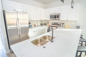 Apartment (3 Bedrooms) | Private kitchen | Microwave, oven, stovetop, cookware/dishes/utensils