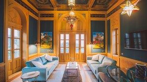Ein luxuriöses Wohnzimmer mit zwei Sofas, einem Couchtisch und einem Fernseher.