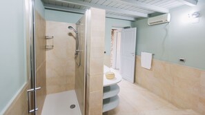 Dusche, Haartrockner, Bidet, Handtücher