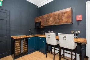 ثلاجة، ميكروويف، فرن، موقد طهي مسطح