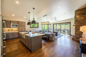 ثلاجة، ميكروويف، فرن، موقد طهي مسطح