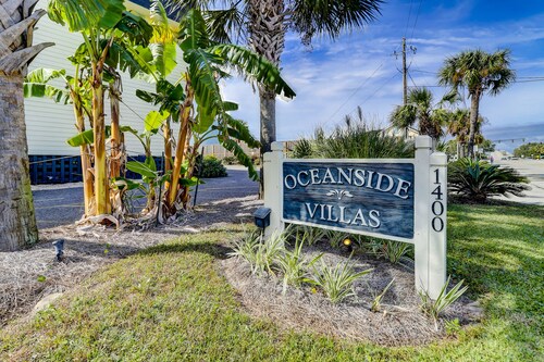 2 bed/2bath condo with pool, 2 min walk to beach. 15 min to downtown Charleston.