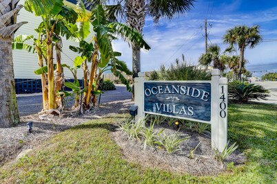 2 bed/2bath condo with pool, 2 min walk to beach. 15 min to downtown Charleston.