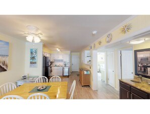 Dining - 2 bed/2bath condo with pool, 2 min walk to beach. 15 min to downtown Charleston. (Isle of Palms)