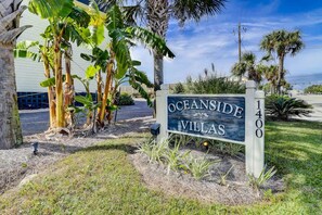A sign for Oceanside Villas with a number 1400.