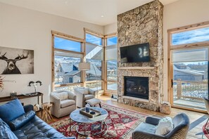 TV connectée, cheminée, livres