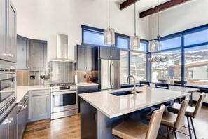 Kylskåp, mikrovågsugn, ugn och spishäll