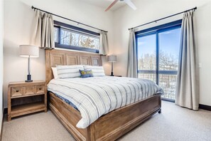 3 bedrooms, desk, iron/ironing board, travel crib - Bear Pause - Luxury Mountain Home (Silverthorne)