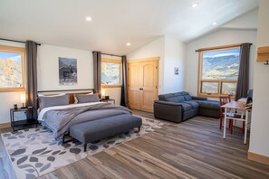 4 makuuhuonetta, työpöytä, silitysrauta/-lauta, vauvan matkasänky