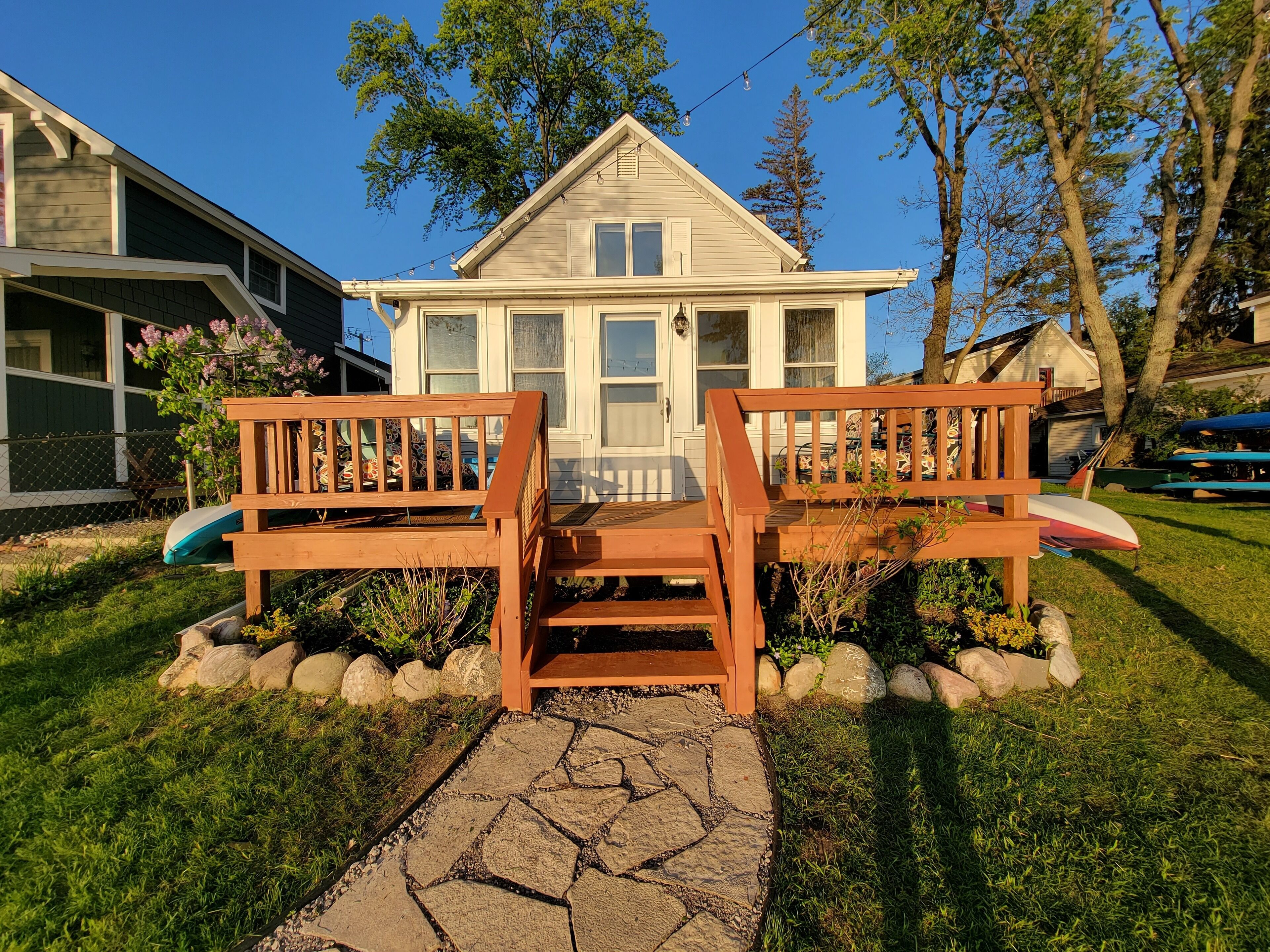 Nautical Nic's Cozy Lakefront Cottage