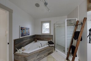 Dusche, Whirlpool, Handtücher, Seife