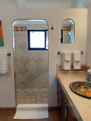 Shower, towels, soap, toilet paper - PRIVATE HOUSE LOCATED IN THE POPULAR GOLDEN ZONE WITHIN 2 BLOCKS OF THE BEACH (Bucerías)