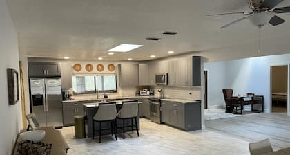 5 miles to WEC - 4 bdrms, 6 beds, Ofc area, 2.5 baths, 2800 SF Home,  Sleeps 10