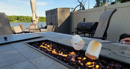 Large waterfront home w/ boat rental available, great for family vacation.