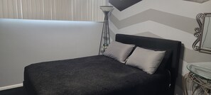 6 soverom, skrivebord, wi-fi (inkludert) og sengetøy