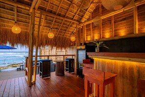 Bar en bord de piscine