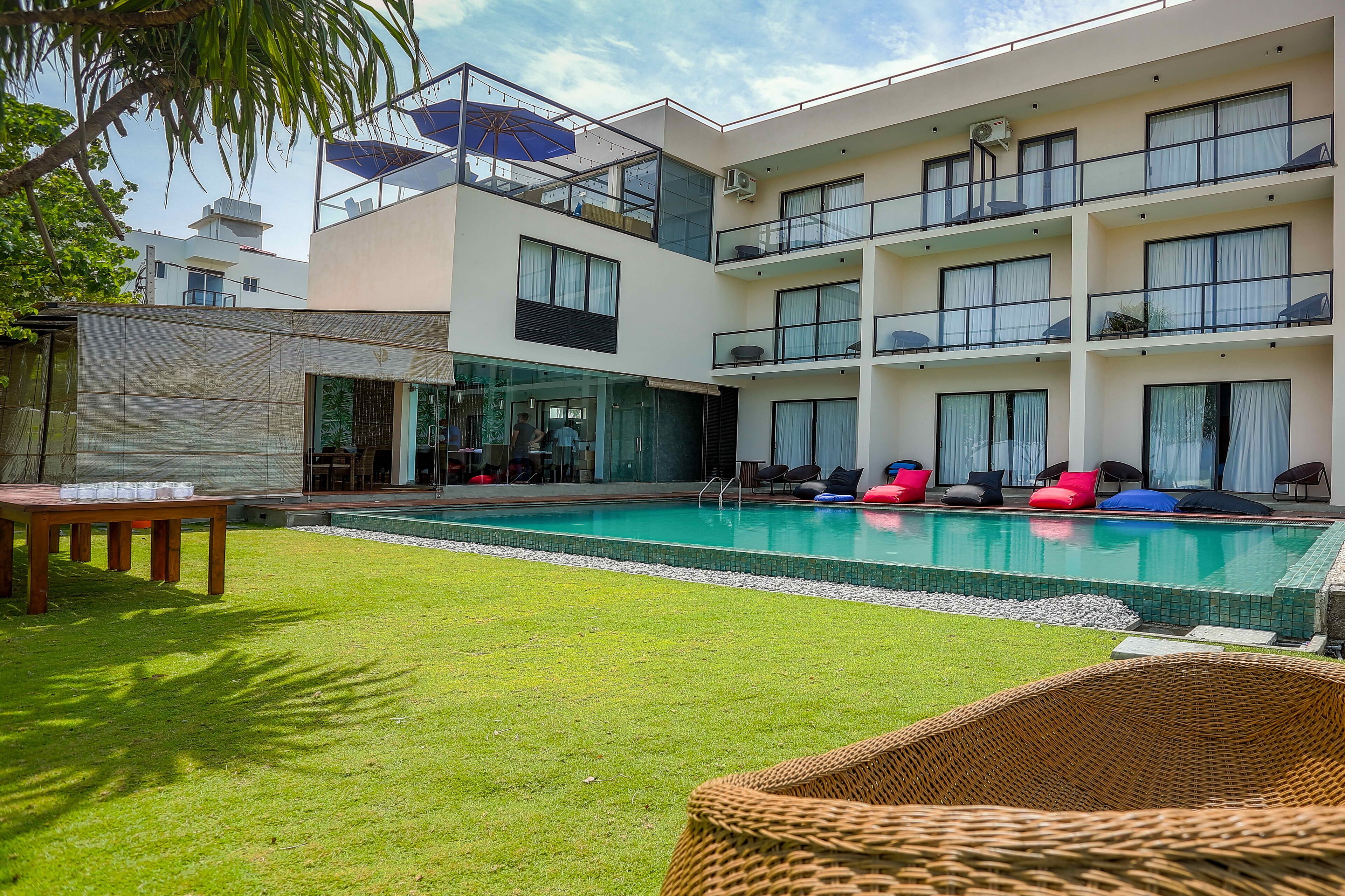 Una piscina al aire libre, sillones reclinables de piscina
