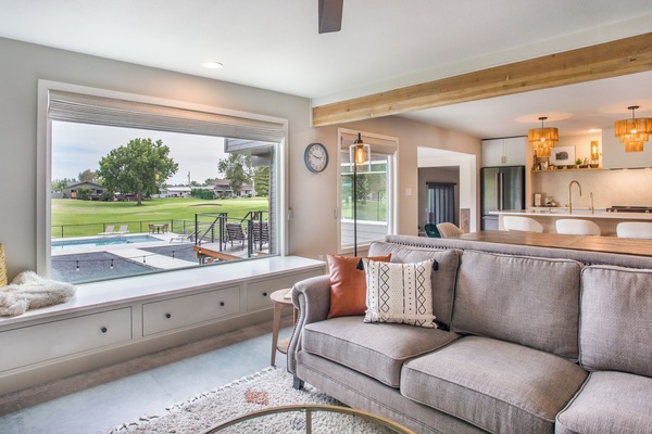 Smart TV, chimenea, libros, monitor de computadora