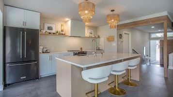 Geladeira, micro-ondas, fogão, cooktop