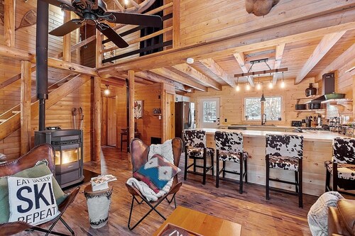 Private cabin on 3Acres with private hot tub! Lake access, Skiing, Snowmobiling!