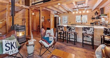 Private cabin on 3Acres with private hot tub! Lake access, Skiing, Snowmobiling!