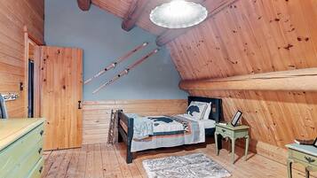 4 bedrooms, iron/ironing board, free WiFi, bed sheets