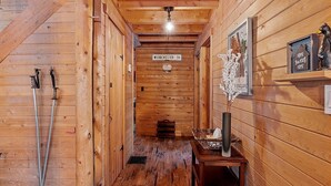 Un couloir en bois avec une plaque indiquant « WOODCHESTER DR » et un tableau encadré représentant un ours.
