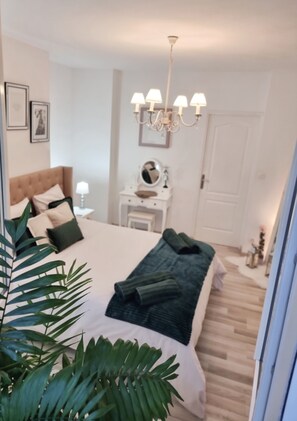2 Schlafzimmer, schallisolierte Zimmer, Bügeleisen/Bügelbrett