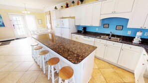 Appartamento, letti multipli | Cucina privata | Forno, pentole/stoviglie/utensili, tavolo da pranzo