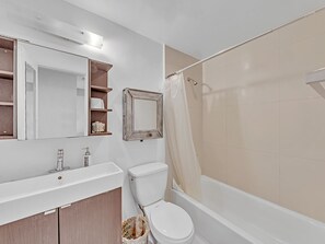 Ensemble douche/baignoire, sèche-cheveux, serviettes fournies, savon