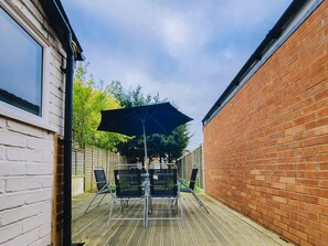 Outdoor dining - ✪Cosy Home✪ Near NEC, BHX, Bullring & Solihull (Birmingham)