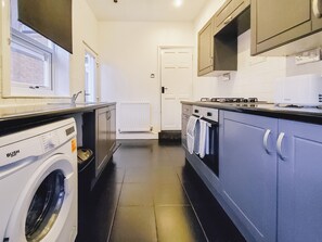 Microwave, oven, cookware/dishes/utensils - ✪Cosy Home✪ Near NEC, BHX, Bullring & Solihull (Birmingham)