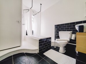 Combined shower/bathtub, hair dryer, towels - ✪Cosy Home✪ Near NEC, BHX, Bullring & Solihull (Birmingham)