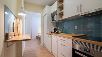 Frigorífico, microondas, horno y placa de cocina