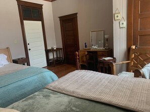 1 bedroom, desk, iron/ironing board, WiFi - Healer Suite, Zia My Retreat (New Haven)