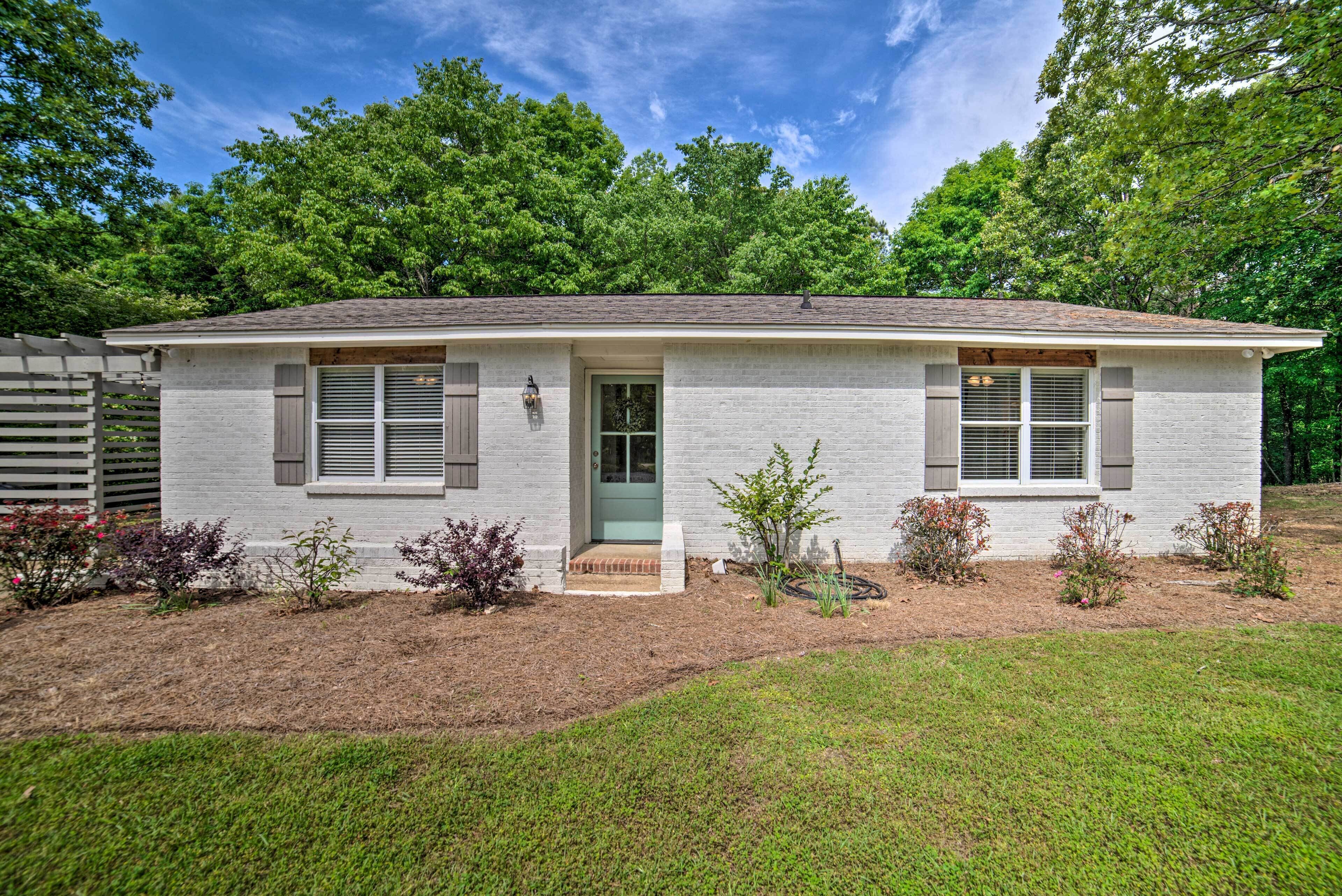 Charming Cottage- 2 miles from Ole Miss Campus!