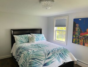4 bedrooms, desk, iron/ironing board, travel cot - Large updated house just steps from the beach (Marshfield)