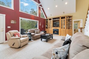 Smart TV, fireplace - Welcome to “Lakeview Paradise” – Your Perfect Lakeside Escape (Burnside)