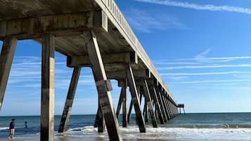 Rannalla, aurinkotuoleja